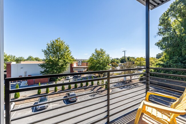 Building Photo - Top Floor 2bd/2ba Condo in East Atlanta, P...