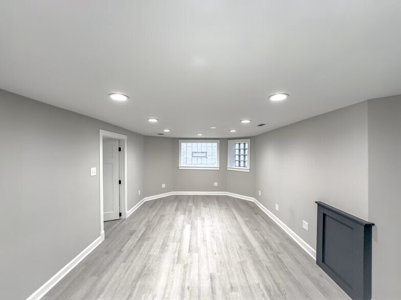 Building Photo - 1536 N Hamlin Ave