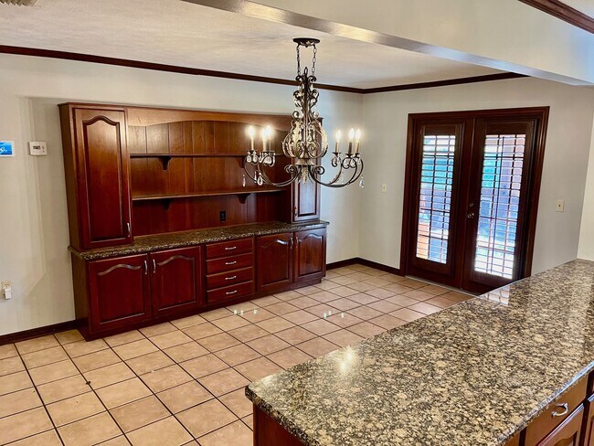 Building Photo - Luxurious Rustic 3300sqft  4BR/3.5BA/Overs...
