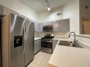Building Photo - 2 BED 2 BATH CONDO IN GATED COMMUNITY!
