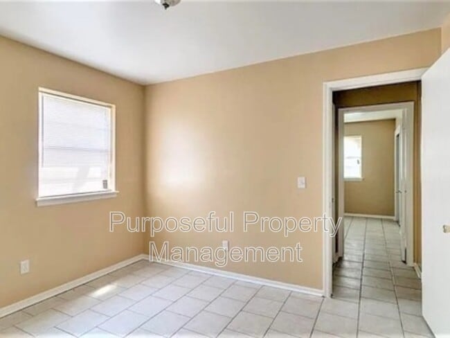 Building Photo - 809 Meadowgreen Dr