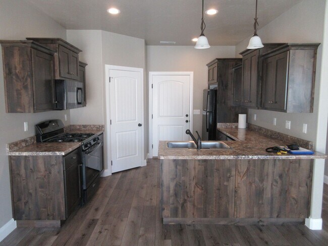 Building Photo - 3 bedroom, 2 bath - in the heart of Cedar ...