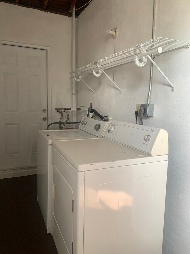 Building Photo - REMODELED 2 BR, 1 BATH 1 CAR GARAGE !