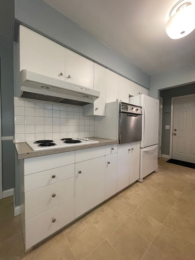 Building Photo - Three Bedroom Home in Kalamazoo