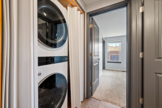 Building Photo - Bright & Spacious 2BR/2BA Townhome with Loft, Fireplace & Private Garage