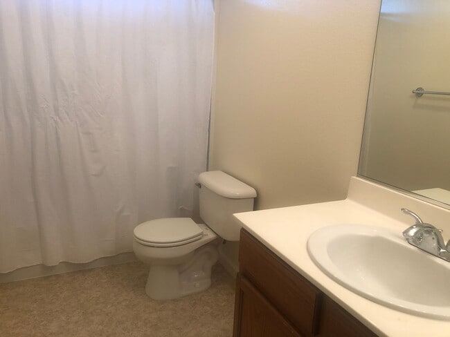 Building Photo - REDUCED!!REDUCED!!  Huge 5 Bedroom 3 Bath ...
