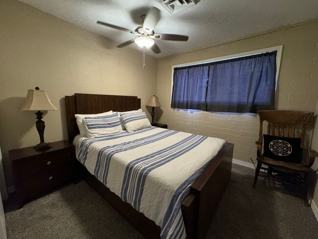 Building Photo - 3 Bedroom Furnished Home with UTILITIES INCLUDED with Courtyard Near the Colorado River 3-12 mont...