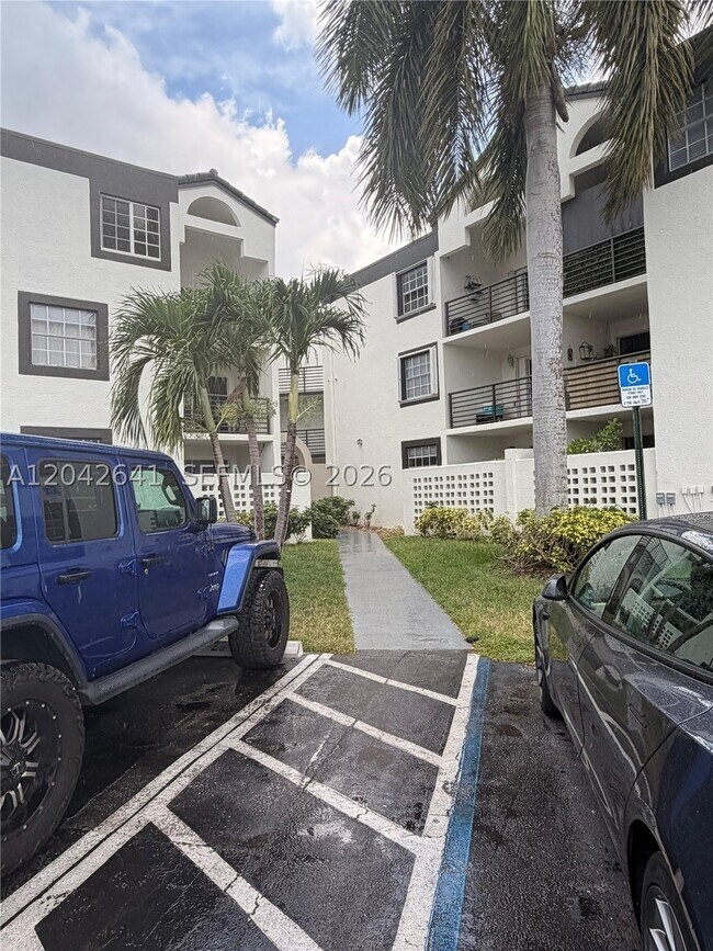 Building Photo - 9731 Fontainebleau Blvd