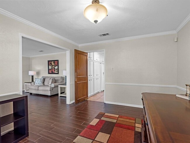 Building Photo - 3014 Redwood Lodge Dr