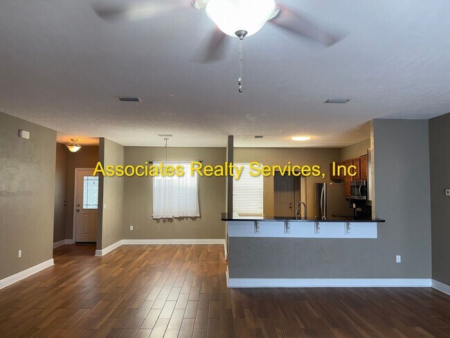 Building Photo - Willow Oak SW 3/2, a must see