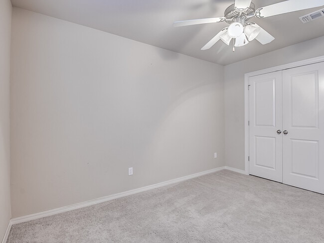 Building Photo - 4 Bedrooms/2 Baths/3Car - Deer Creek Schools - Gated Community of North Roselake Villas