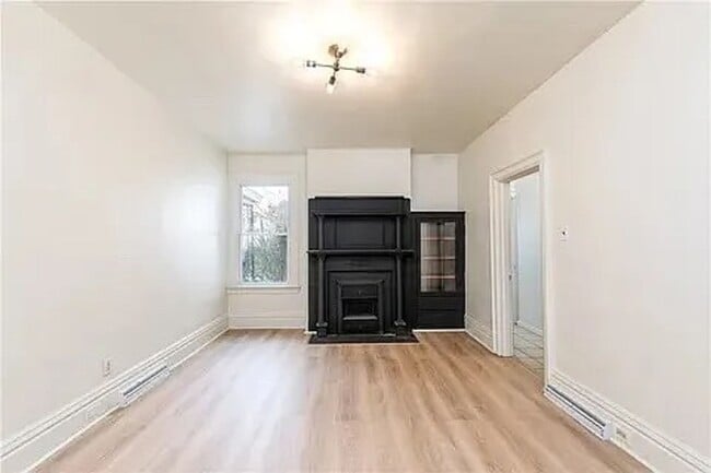 Building Photo - Pet Friendly Large 3 bedroom