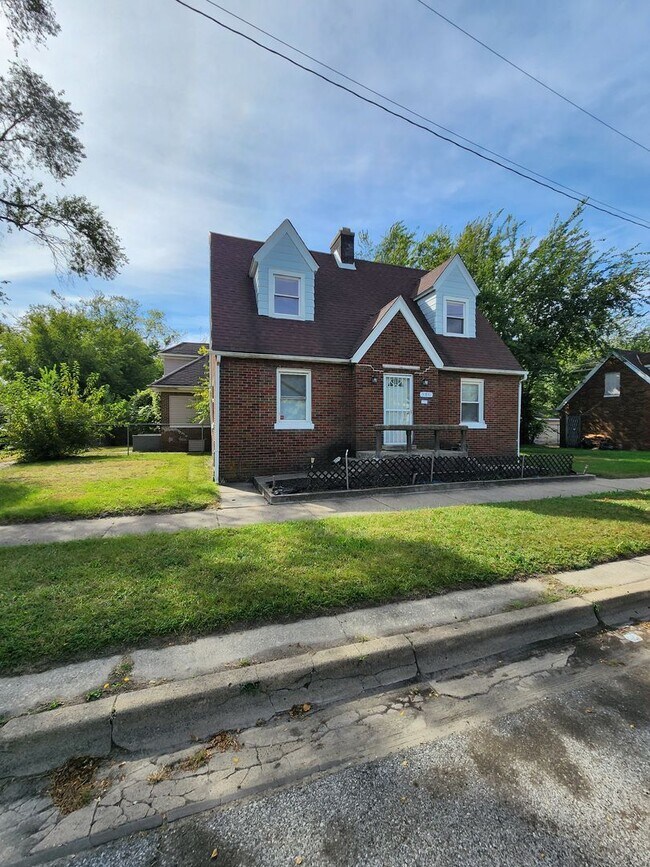 Building Photo - GLEN PARK LIVING! Near IUN & Golf Course!