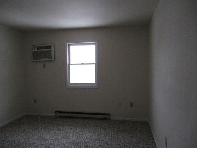 Building Photo - 3 Bedroom Townhouse to call home!