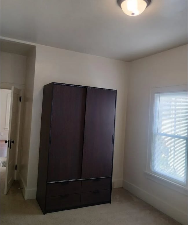 Building Photo - 1140 E Dayton St