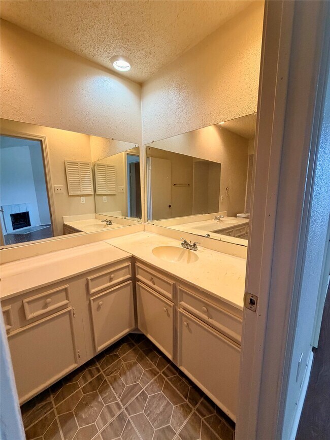 Building Photo - 7700 Creekbend Dr