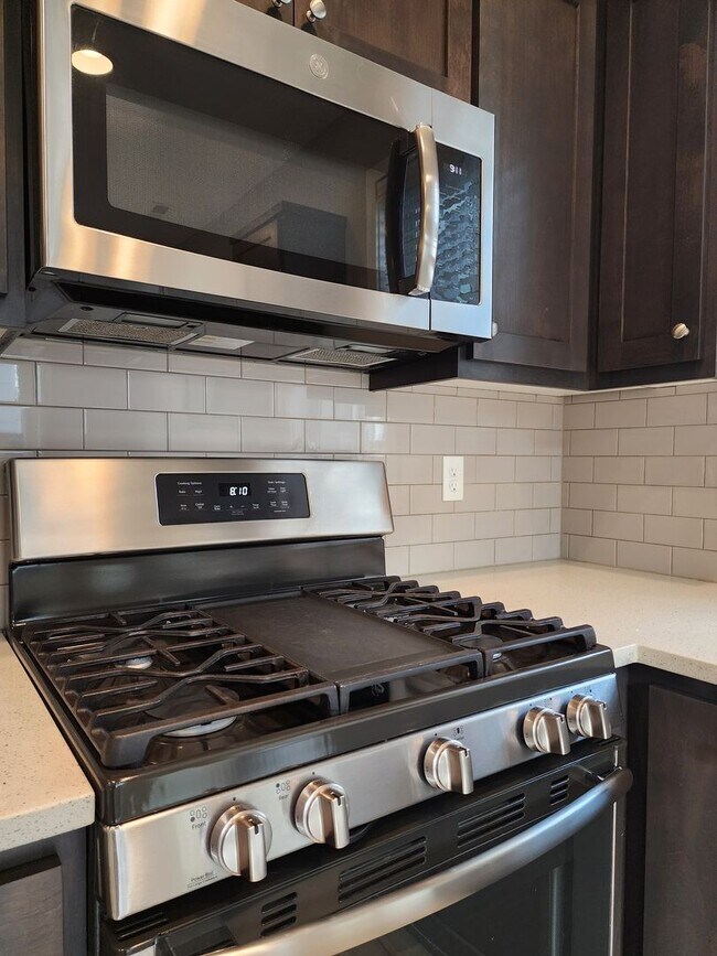 Building Photo - FIRST  FULL  MONTH'S   RENT  FREE     Lovely 2019 single-family home in Newberg