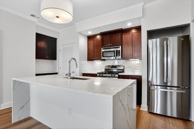Building Photo - Luxe at Union Hill