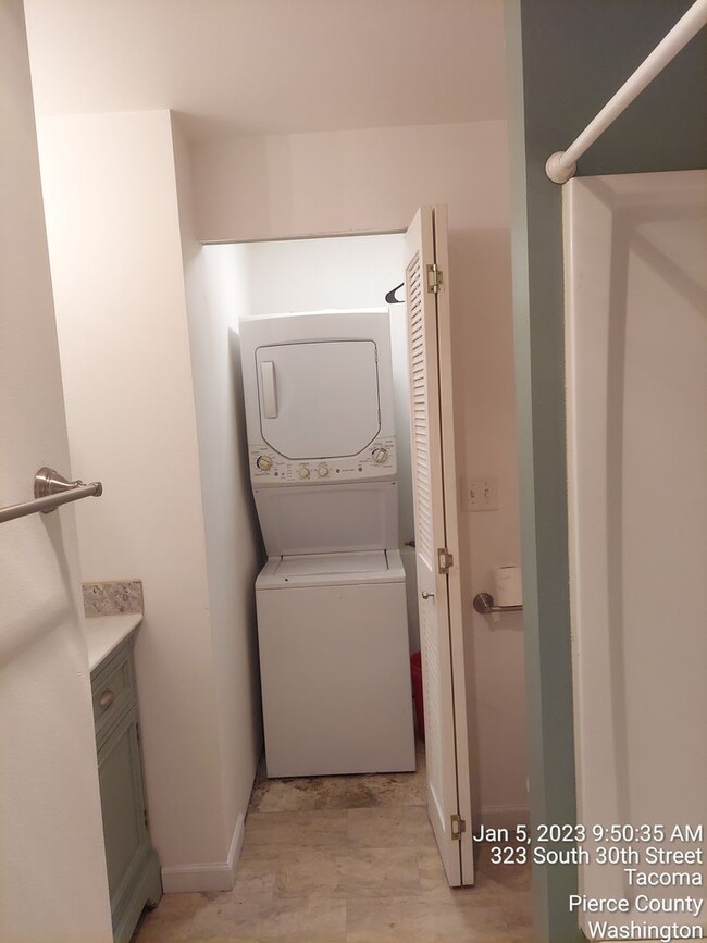 Building Photo - For Rent - Tacoma darling 1 bedroom 1 bath...
