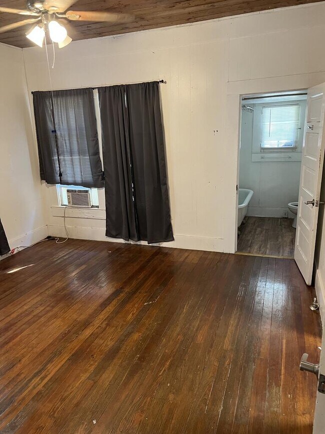 Building Photo - 818 Wheless Ave