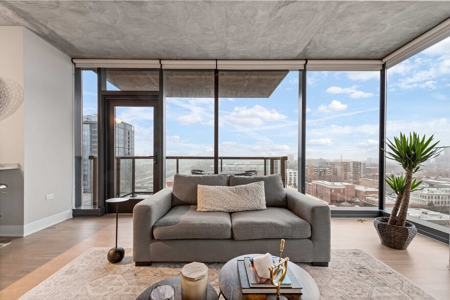 Building Photo - 1050 W Van Buren St