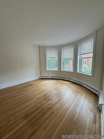 Building Photo - 1539 Beacon St