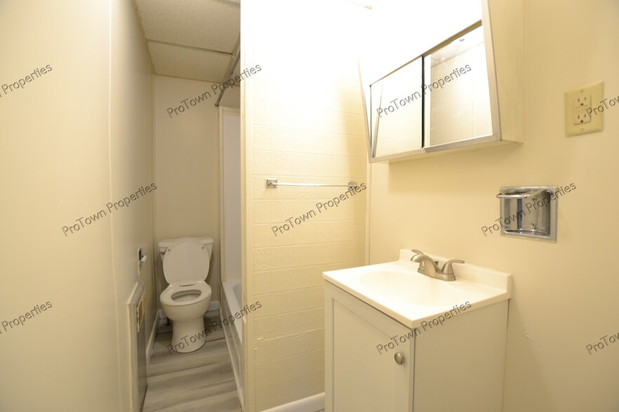 Building Photo - 215 N Broadway St