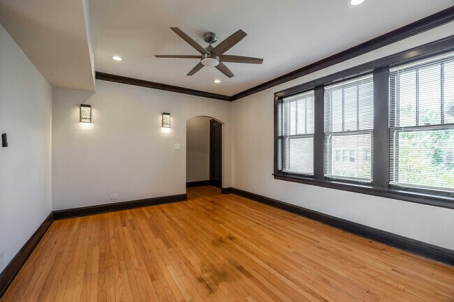 Building Photo - 6409 N Talman Ave