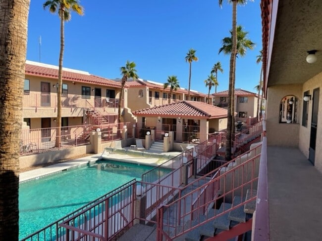 Building Photo - 1 bed, 1 bath upstairs unit for rent