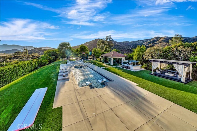 Building Photo - 2037 Delphine Ln