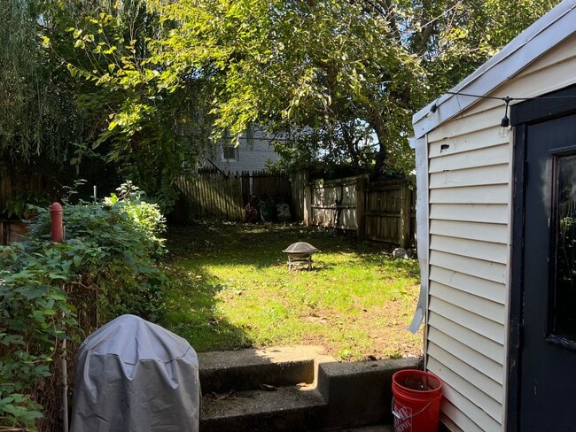 Building Photo - Charming 2 Bedroom Home in Chestnut Hill!
