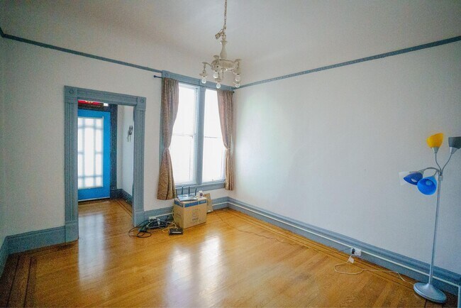Building Photo - Victorian Charm and City Convenience – 3-B...