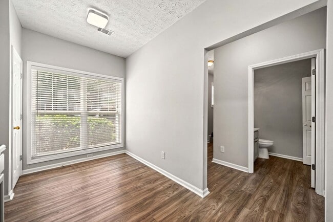 Building Photo - 3-bedroom, 2.5-bath end-unit townhome in the Garrison Square
