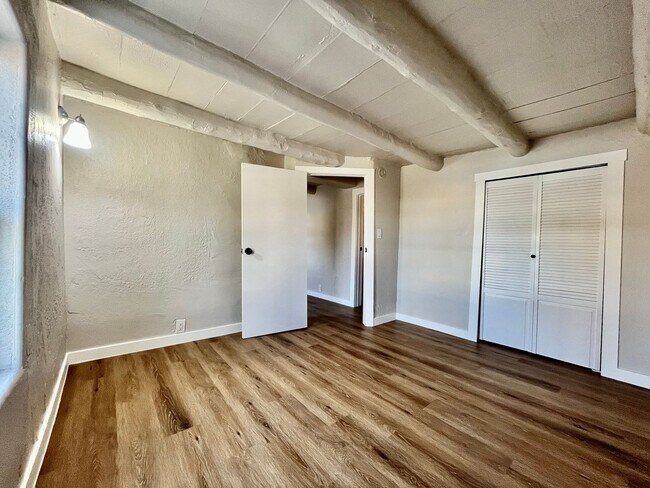 Building Photo - 422 Towner Ave NW