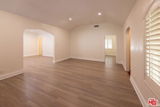 Building Photo - 4360 Kraft Ave