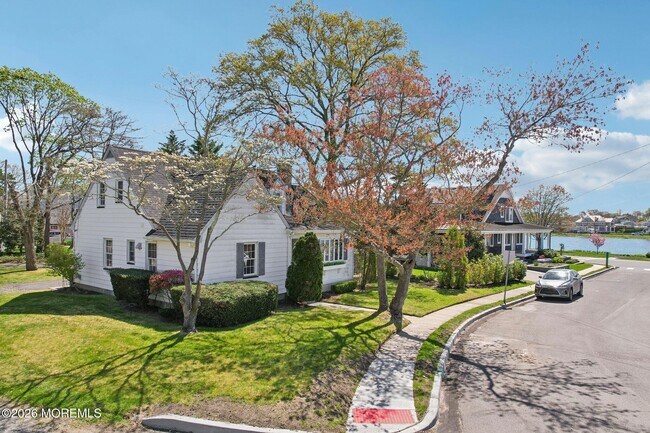 Building Photo - 1850 Fernwood Rd