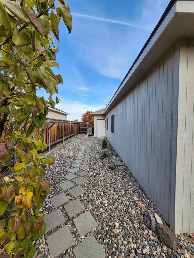 Building Photo - Stunning Home close to biking and walking paths!