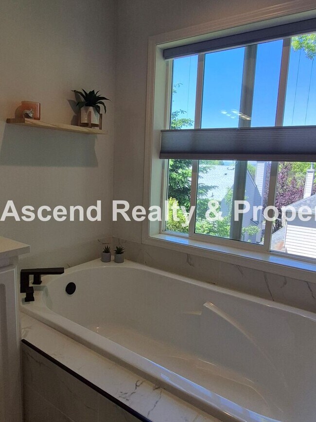 Building Photo - Outstanding 4bed+Office Bethany Area 2 Level Home Updated Throughout Available 6/22 or Sooner