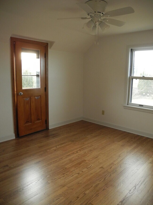 Bedroom 2 - 946 W Shore Dr
