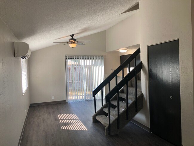 Building Photo - Updated 2 bedroom 1.5 bathroom duplex!