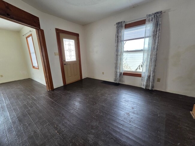 Building Photo - 2 bedroom 1 bath single family home