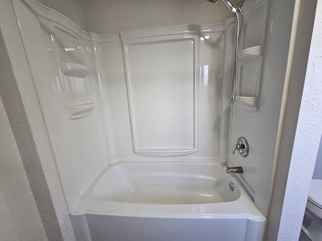 Building Photo - Newly updated 3 bedroom 2 bathroom home in...