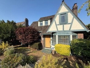 Building Photo - 2466 Montavista Pl W
