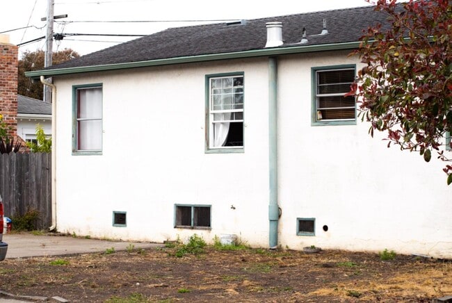 Building Photo - 631 Mill St