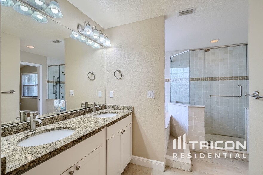 Building Photo - 321 Hollowtree Dr