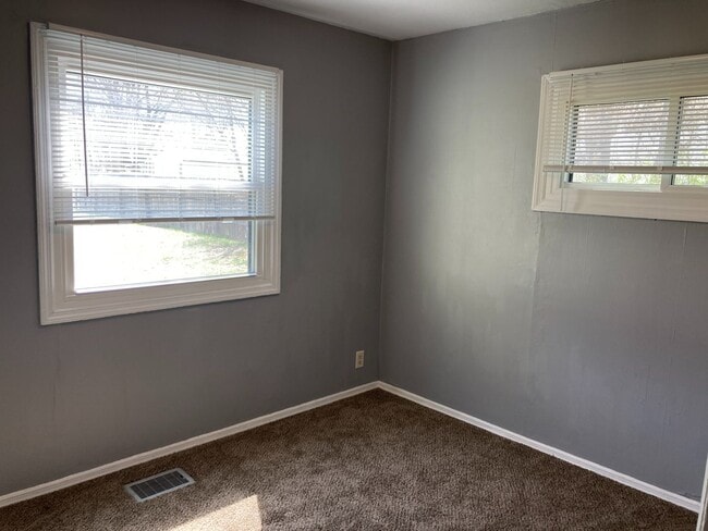 Building Photo - Cute 2 bed 1 bath!