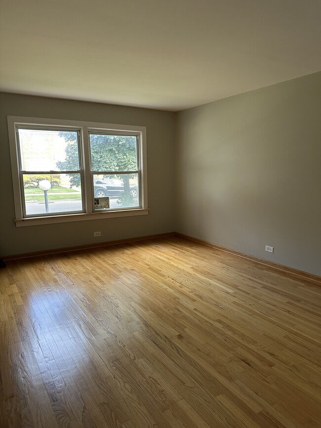 Building Photo - 9816 S Forest Ave