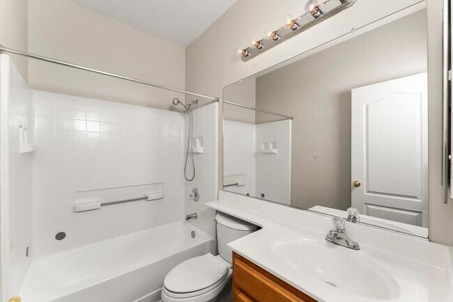 Building Photo - Beautiful 3 Bedroom 2 Bathroom in Gated Community of Folsom, CA!