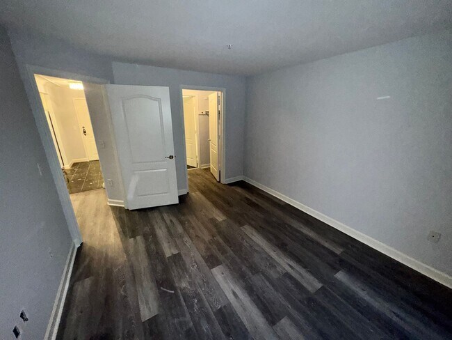 Building Photo - Updated 1BR Condo with Parking Near Virgin...