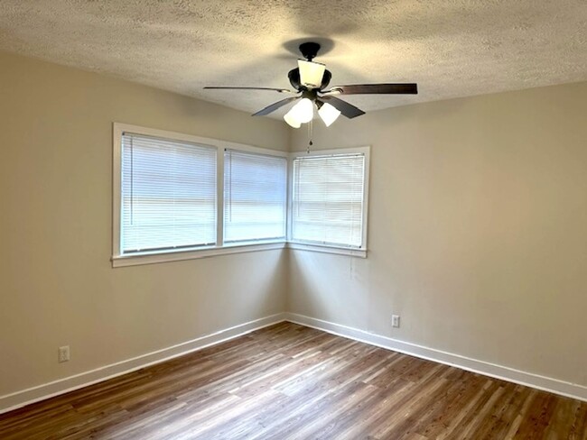 Building Photo - 2 Bedroom available for Rent in Brandon 39...